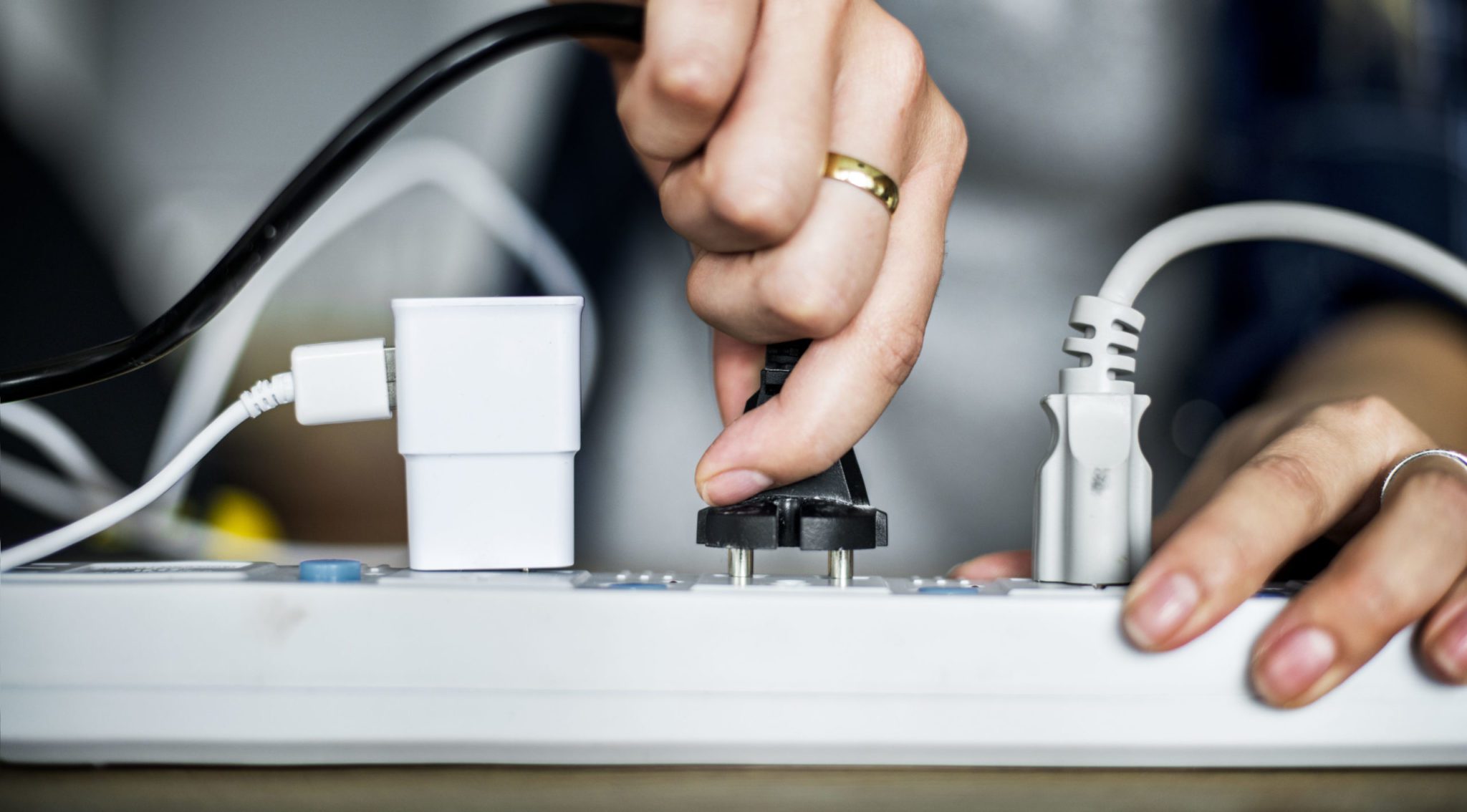 Battle Of the Bulbs: LED vs CFL vs Incandescent